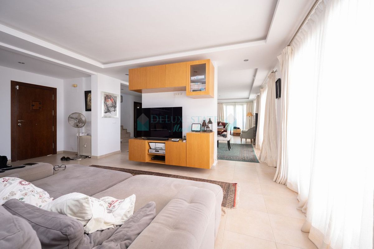 Ático en venta en Los Altos de los Monteros, Marbella Este