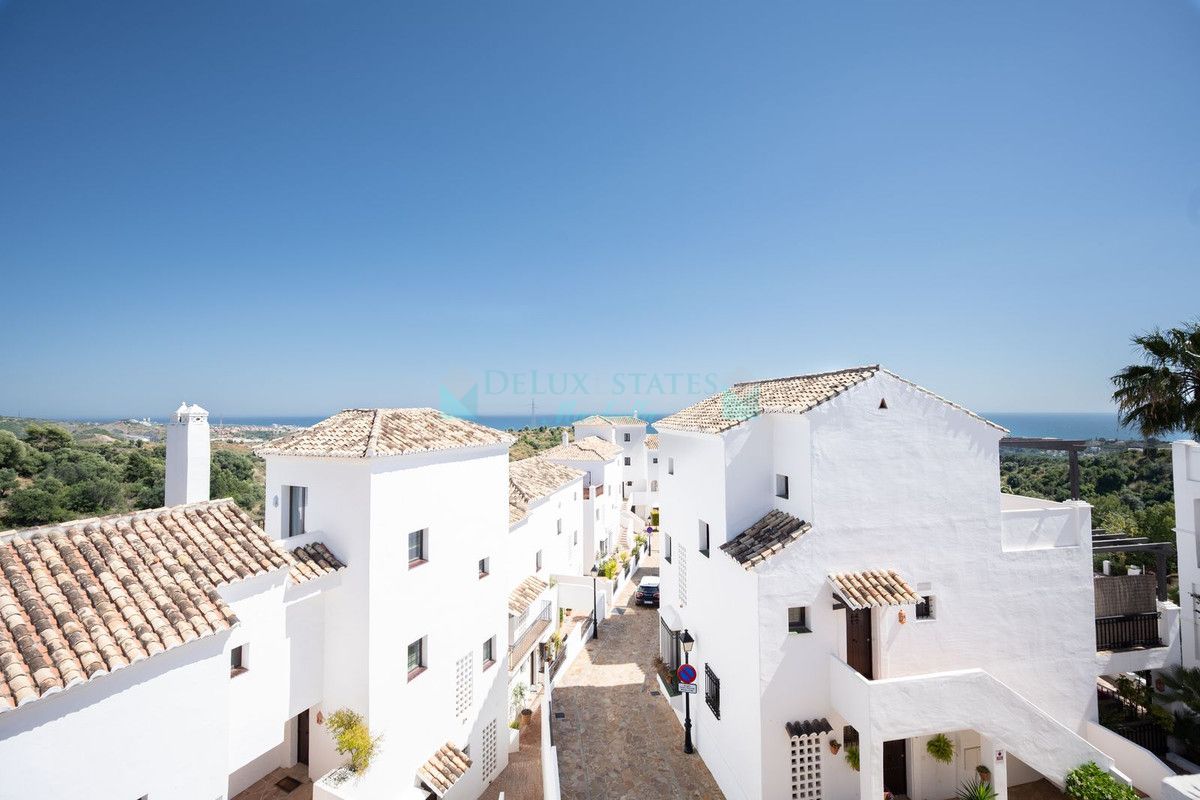 Ático en venta en Los Altos de los Monteros, Marbella Este
