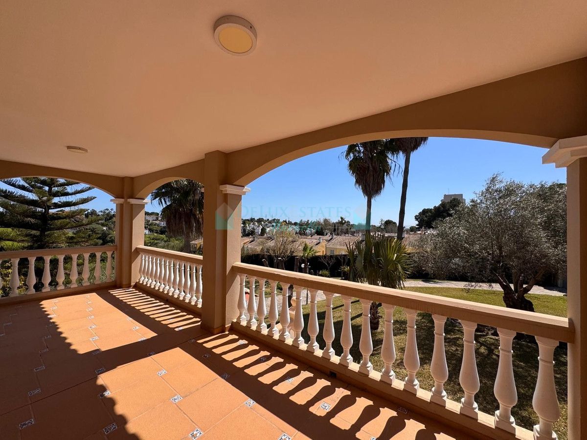 Villa for sale in Estepona