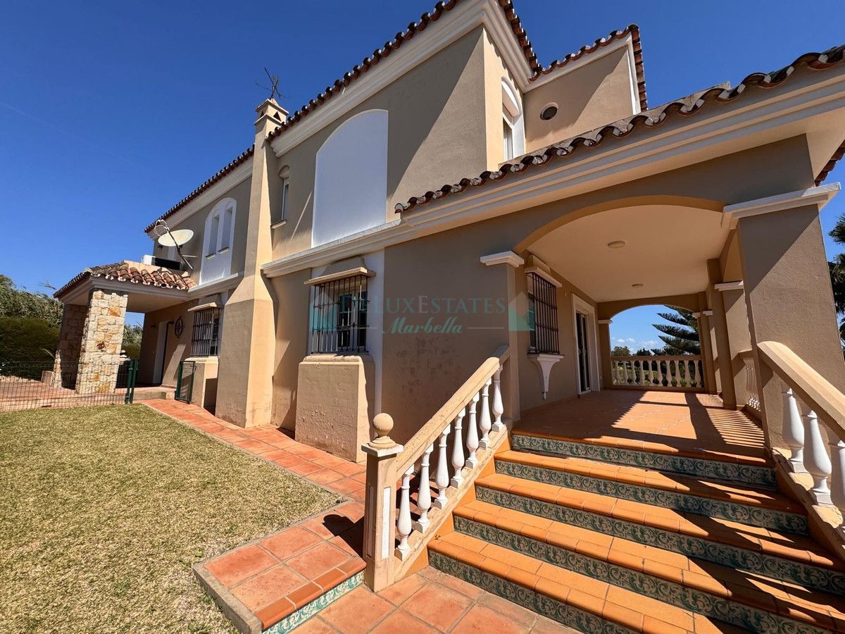 Villa for sale in Estepona