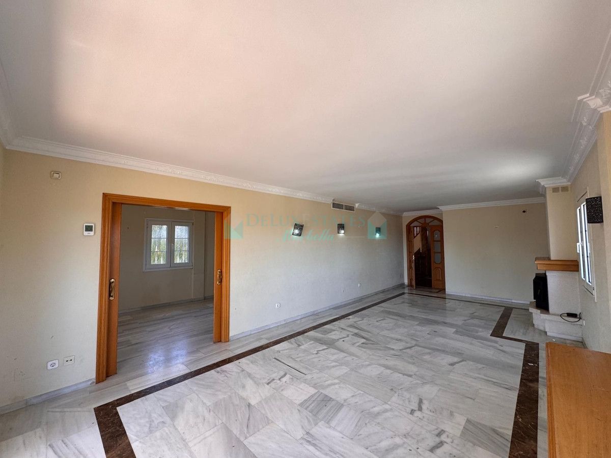 Villa for sale in Estepona