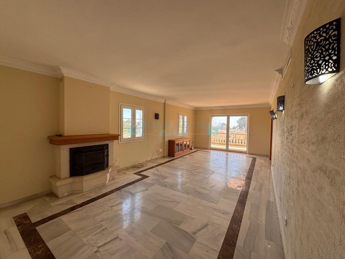 Villa for sale in Estepona