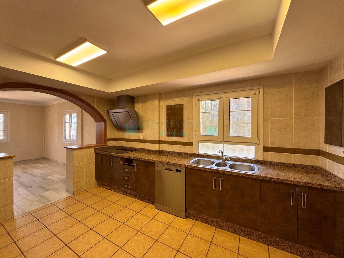 Villa for sale in Estepona