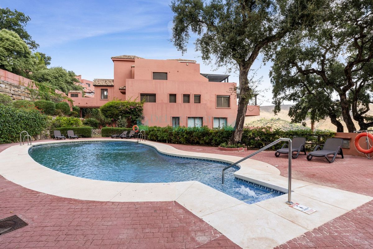 Apartment for sale in La Mairena, Marbella East