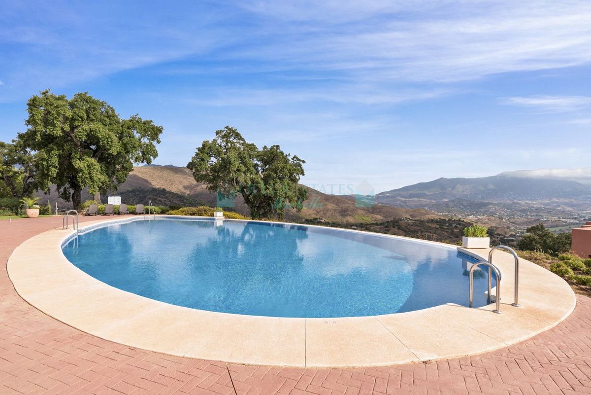 Apartment for sale in La Mairena, Marbella East