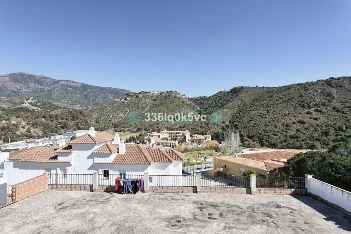 Town House for sale in Benahavis