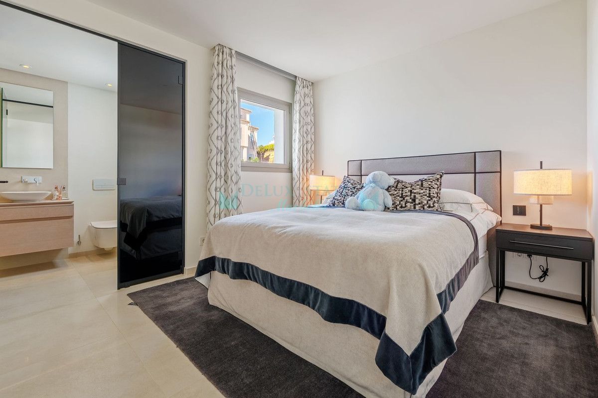 Villa for sale in Nueva Andalucia