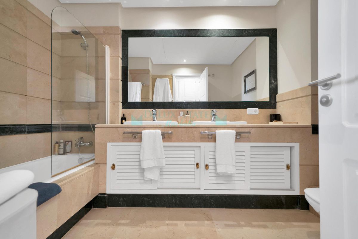 Apartment for sale in Bahia de Marbella, Marbella East