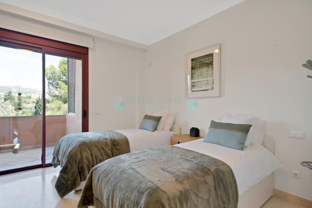 Apartment for sale in Bahia de Marbella, Marbella East