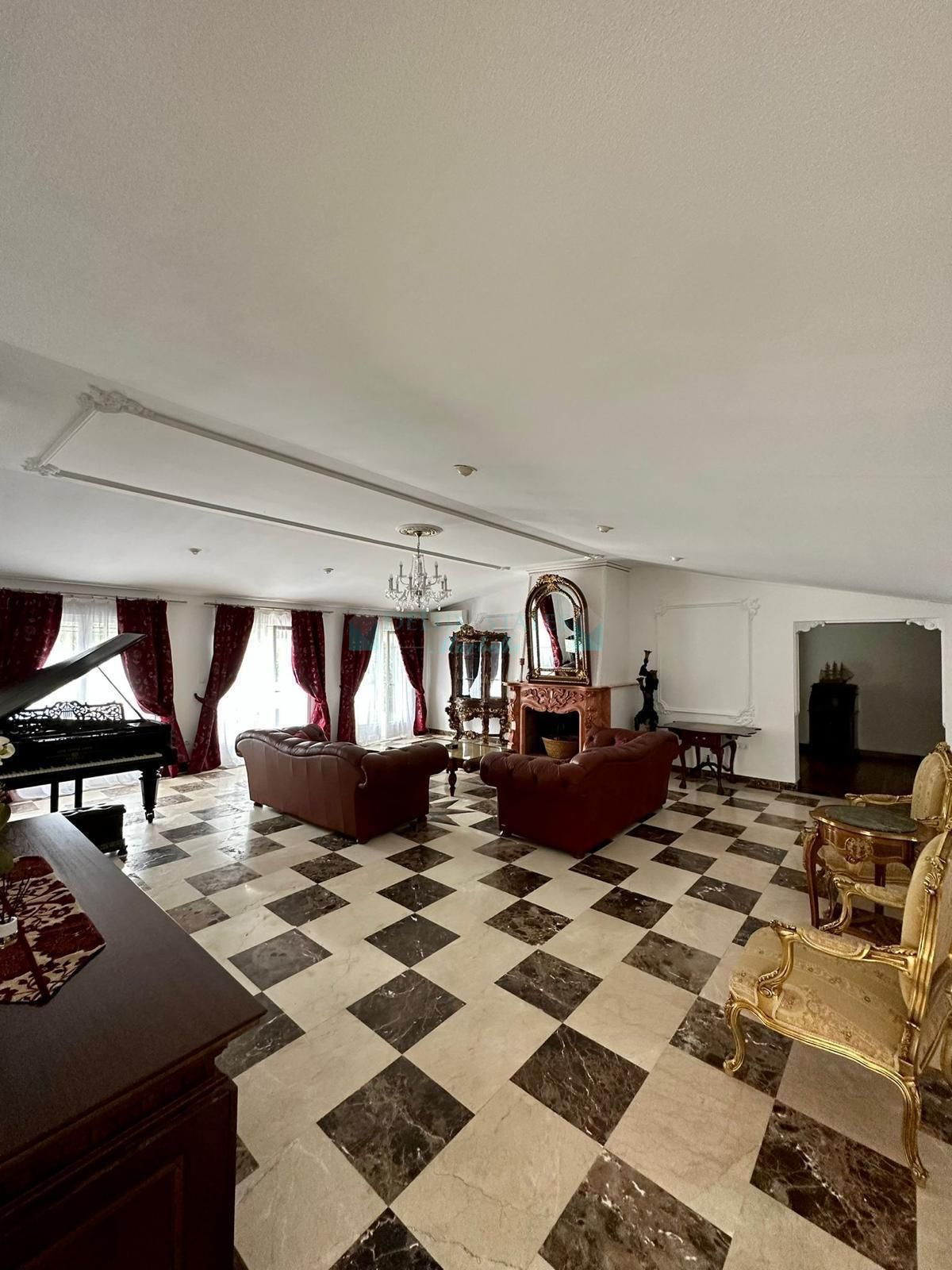 Villa en alquiler en Estepona