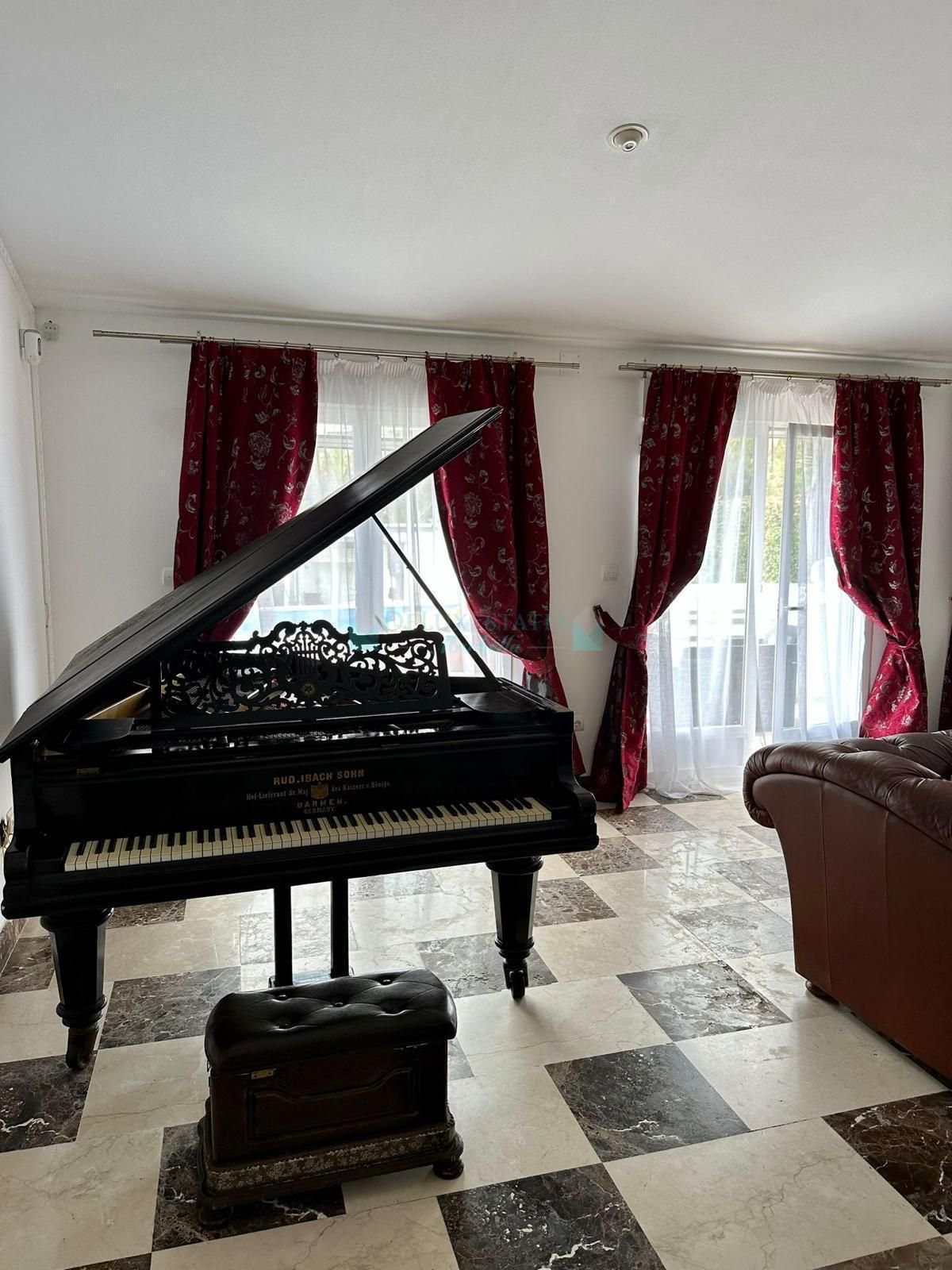 Villa en alquiler en Estepona