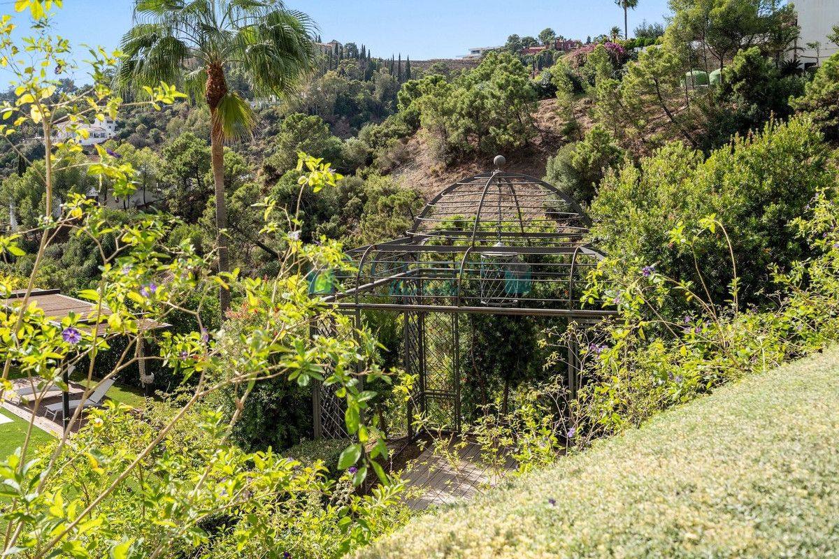 Villa for sale in El Madroñal, Benahavis