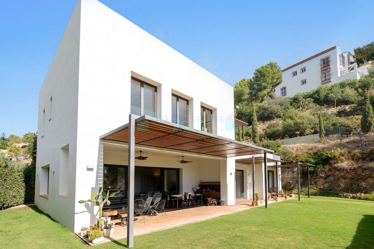 Villa for sale in El Madroñal, Benahavis