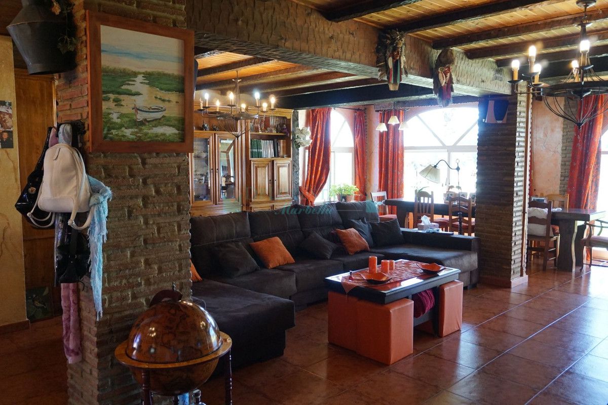 Finca for sale in Estepona