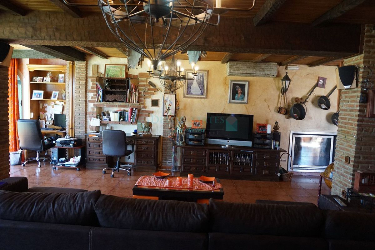 Finca for sale in Estepona