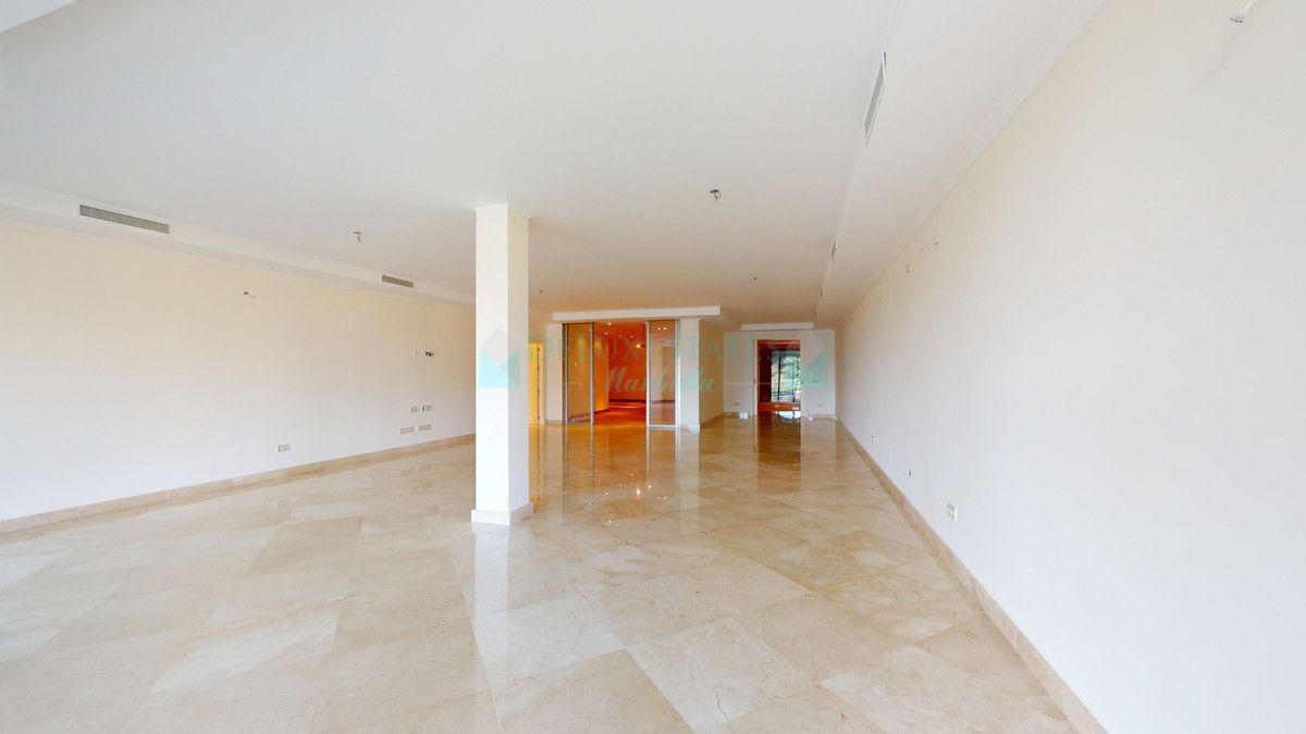 Villa en venta en Los Arqueros, Benahavis