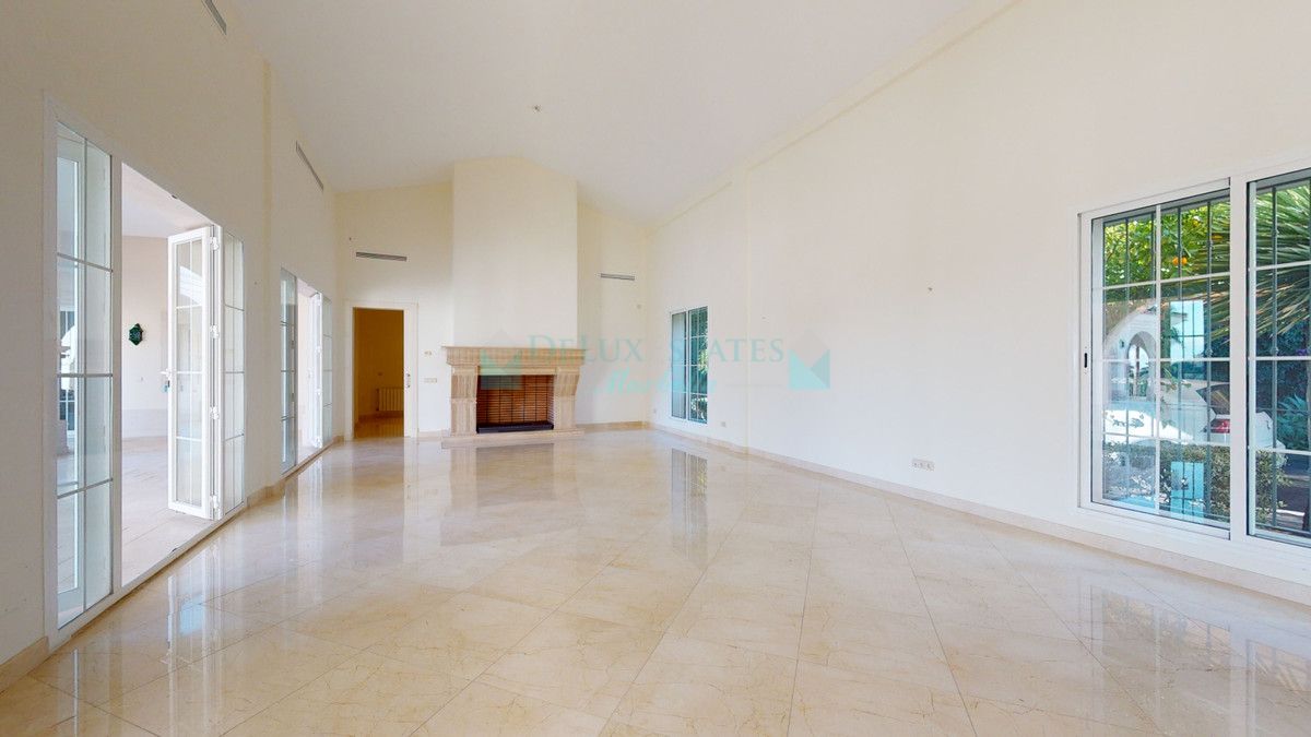Villa en venta en Los Arqueros, Benahavis