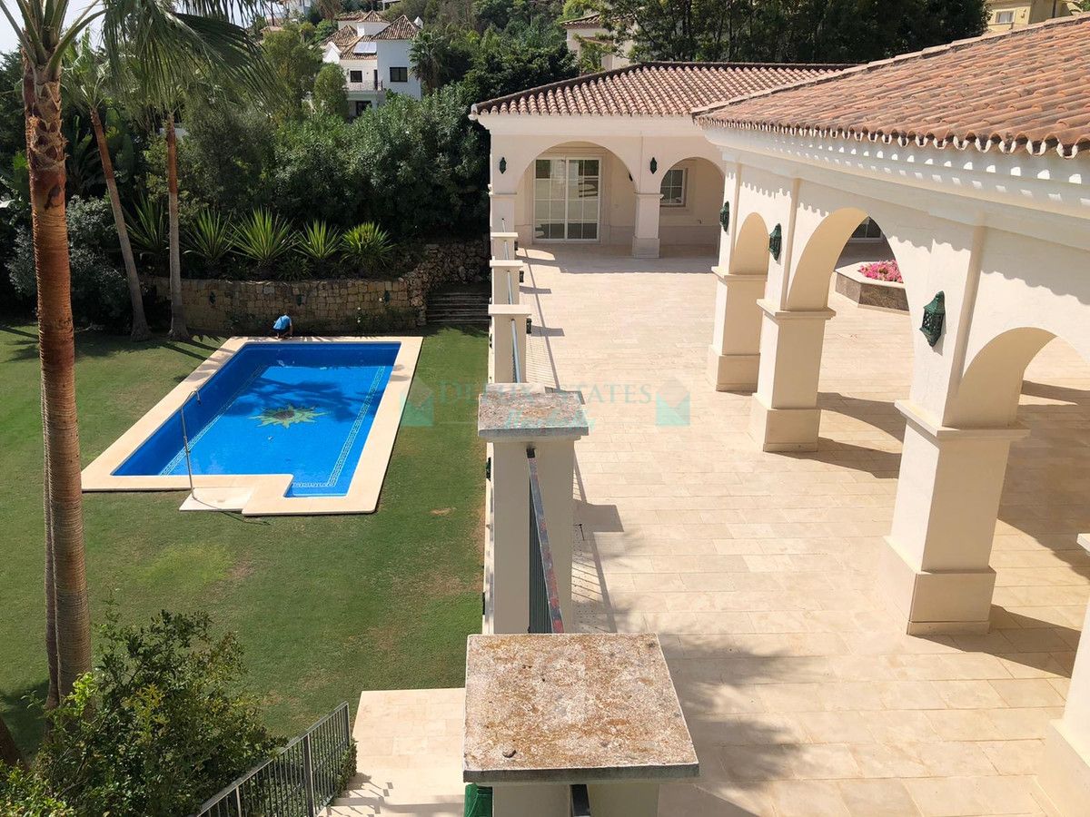 Villa en venta en Los Arqueros, Benahavis