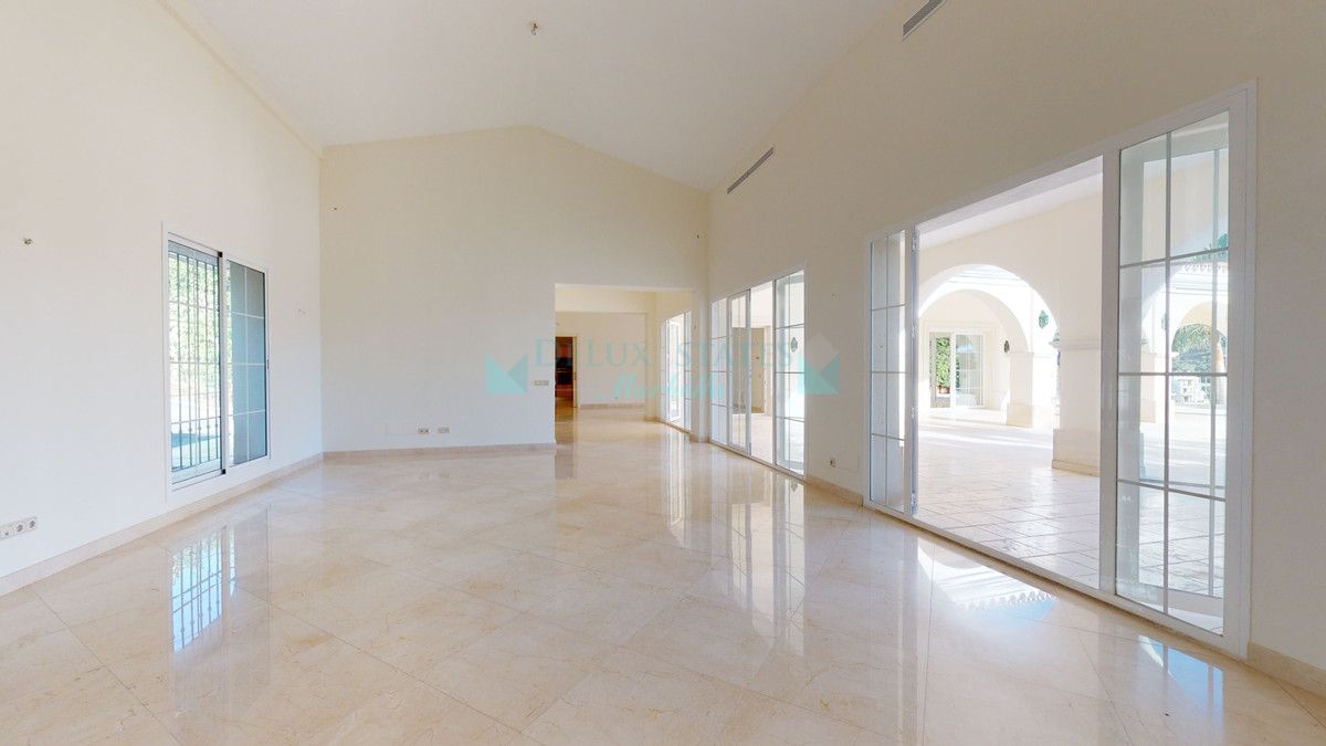 Villa en venta en Los Arqueros, Benahavis