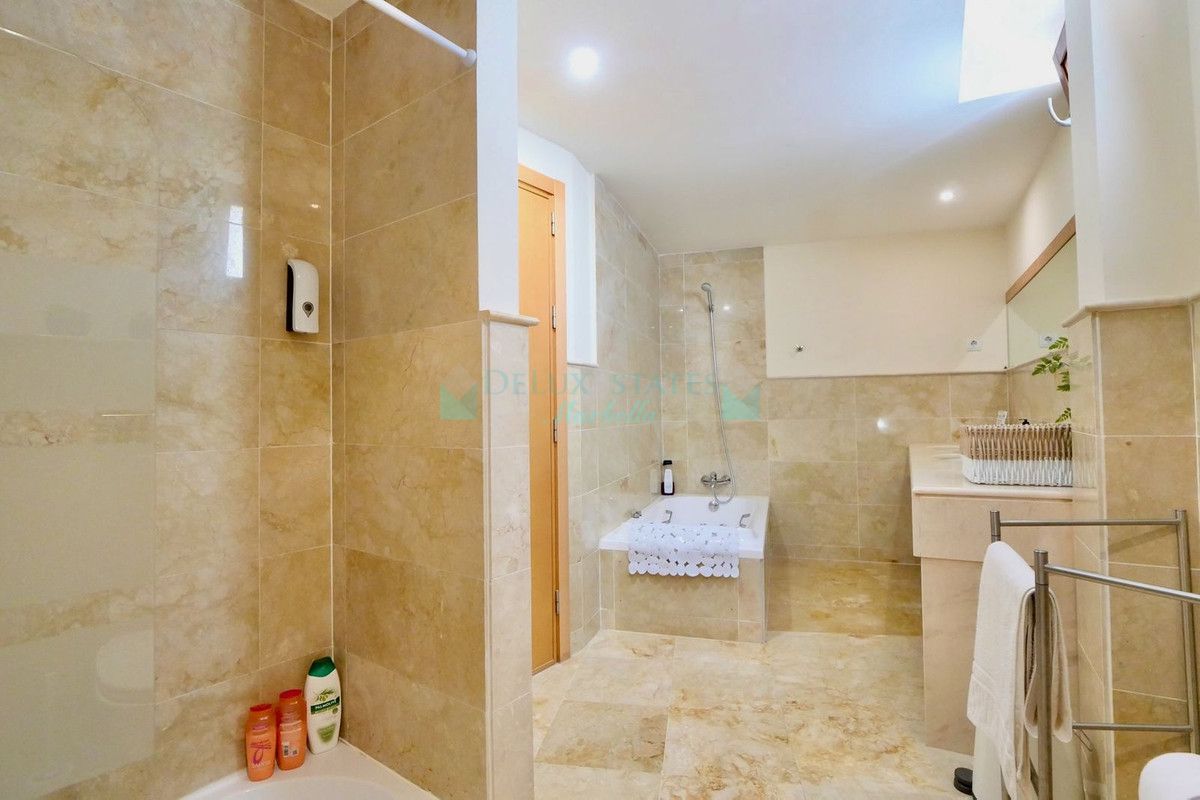 Penthouse for sale in Los Altos de los Monteros, Marbella East