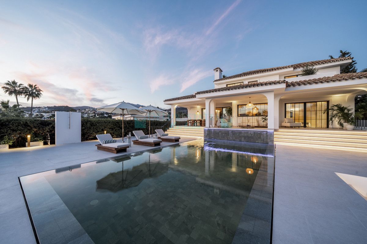 Villa for sale in Nueva Andalucia