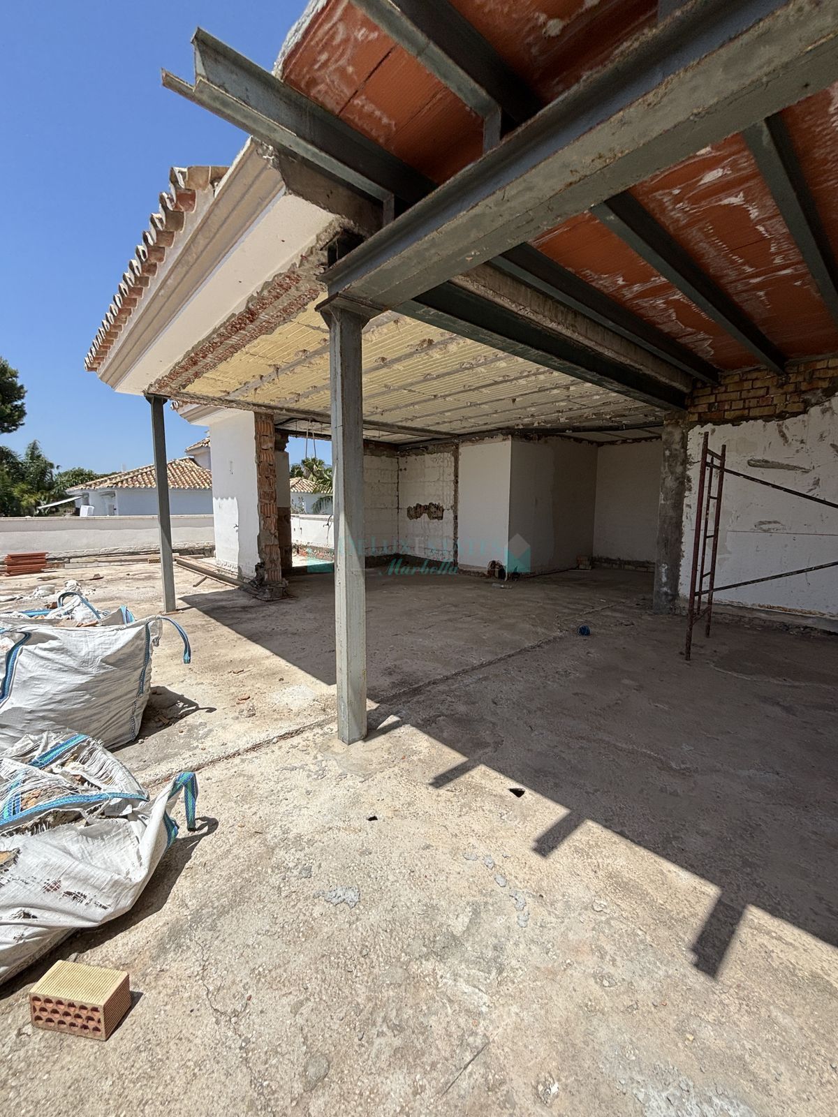 Villa for sale in New Golden Mile, Estepona