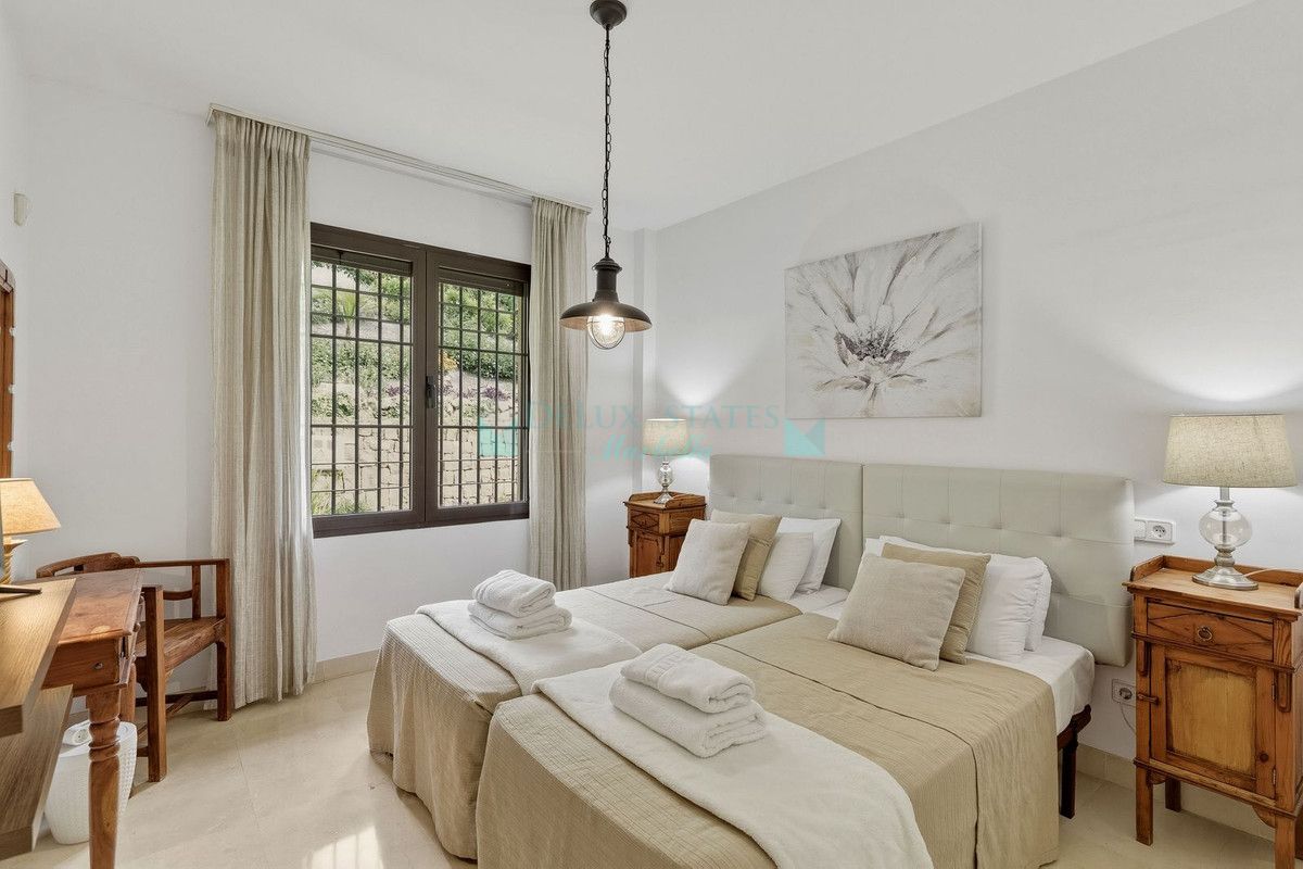 Apartamento Planta Baja en venta en Los Arqueros, Benahavis