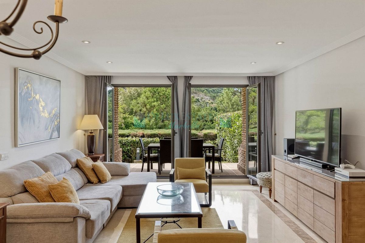 Apartamento Planta Baja en venta en Los Arqueros, Benahavis