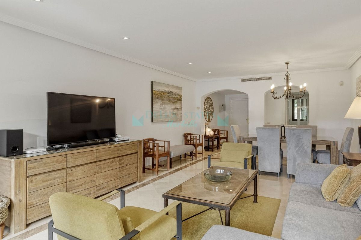 Apartamento Planta Baja en venta en Los Arqueros, Benahavis