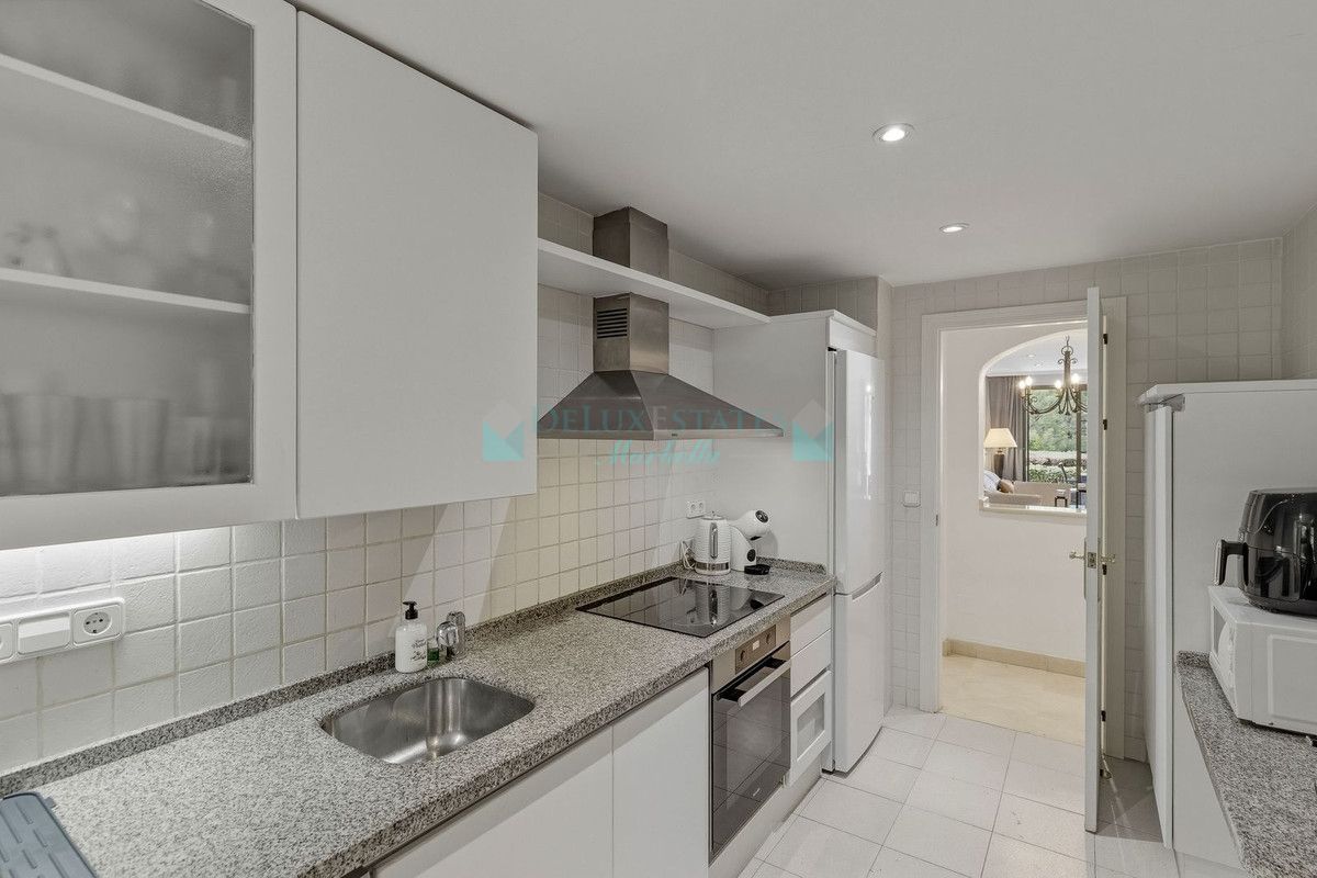 Apartamento Planta Baja en venta en Los Arqueros, Benahavis
