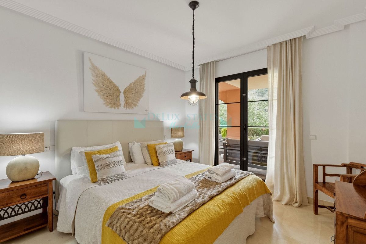 Apartamento Planta Baja en venta en Los Arqueros, Benahavis