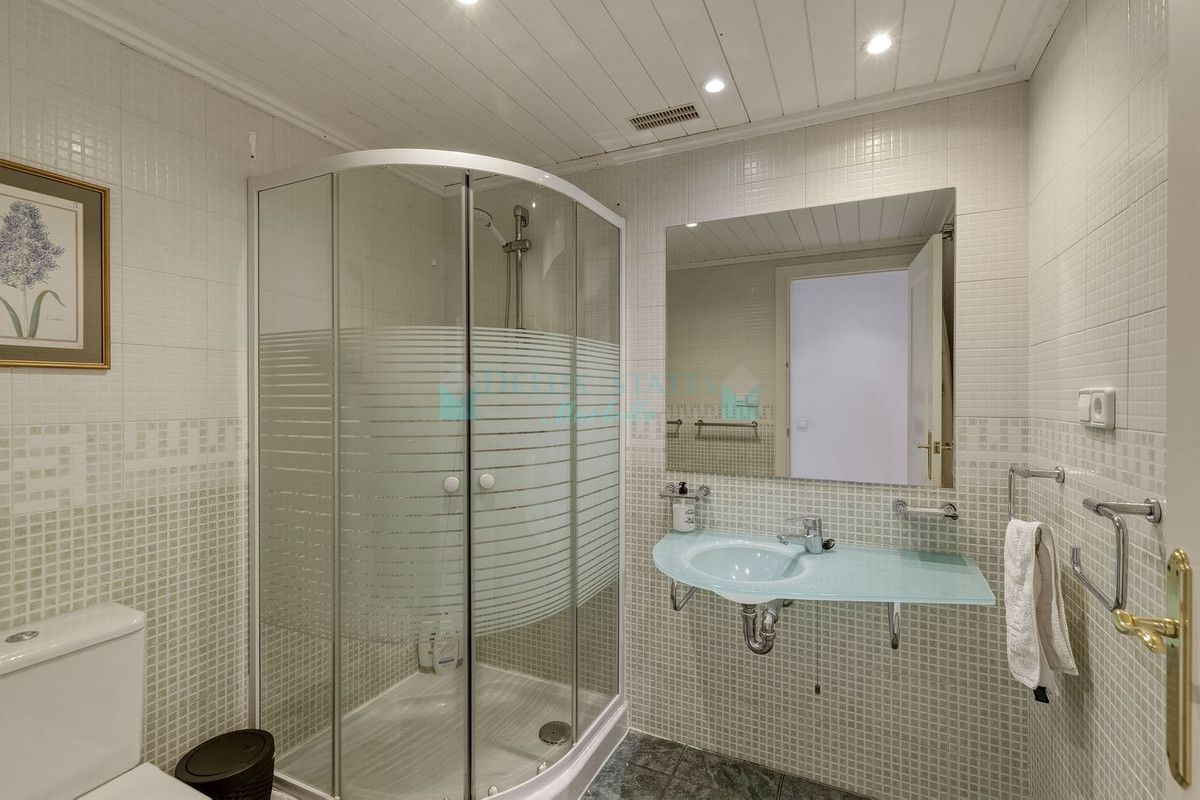 Apartamento Planta Baja en venta en Los Arqueros, Benahavis