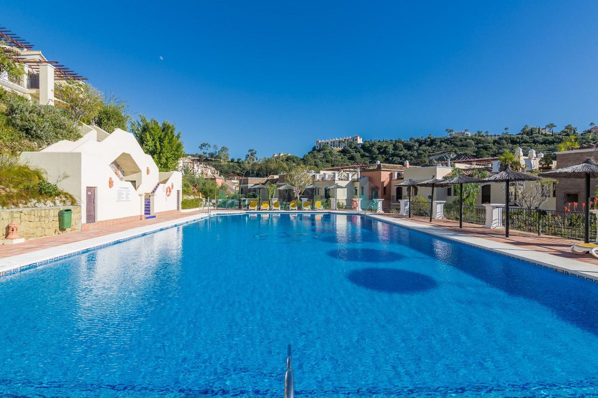 Apartamento Planta Baja en venta en Los Arqueros, Benahavis