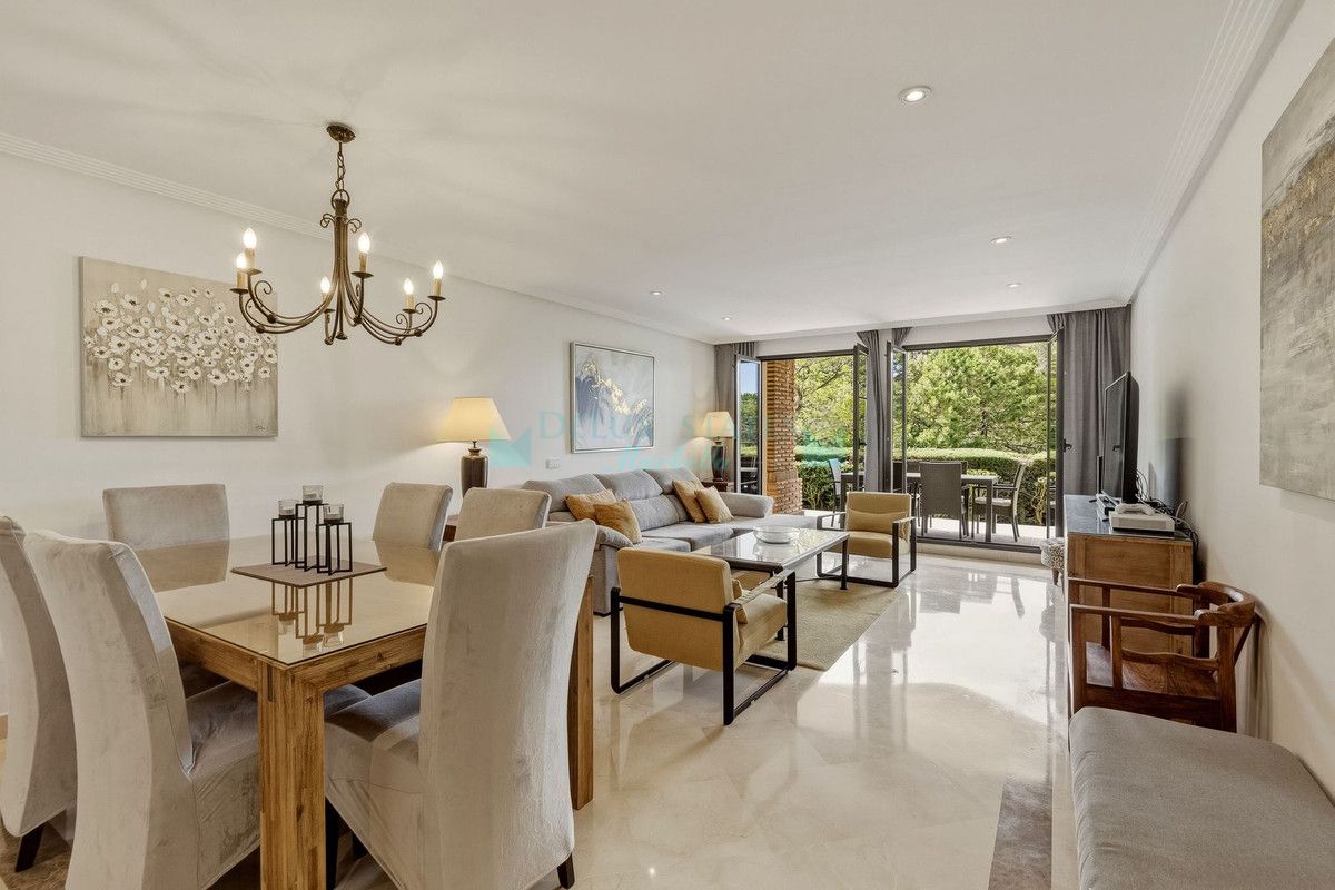 Apartamento Planta Baja en venta en Los Arqueros, Benahavis