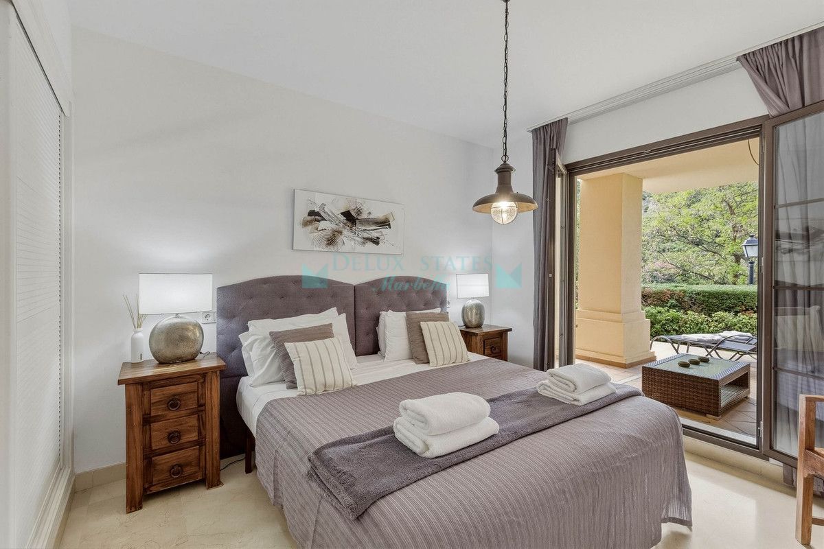 Apartamento Planta Baja en venta en Los Arqueros, Benahavis