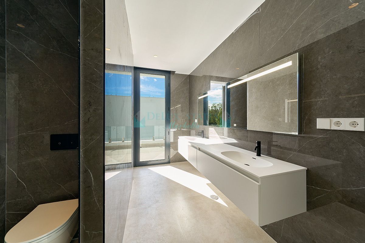 Villa for sale in Estepona