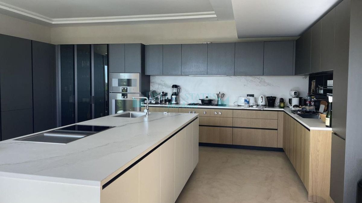 Villa for sale in Benahavis