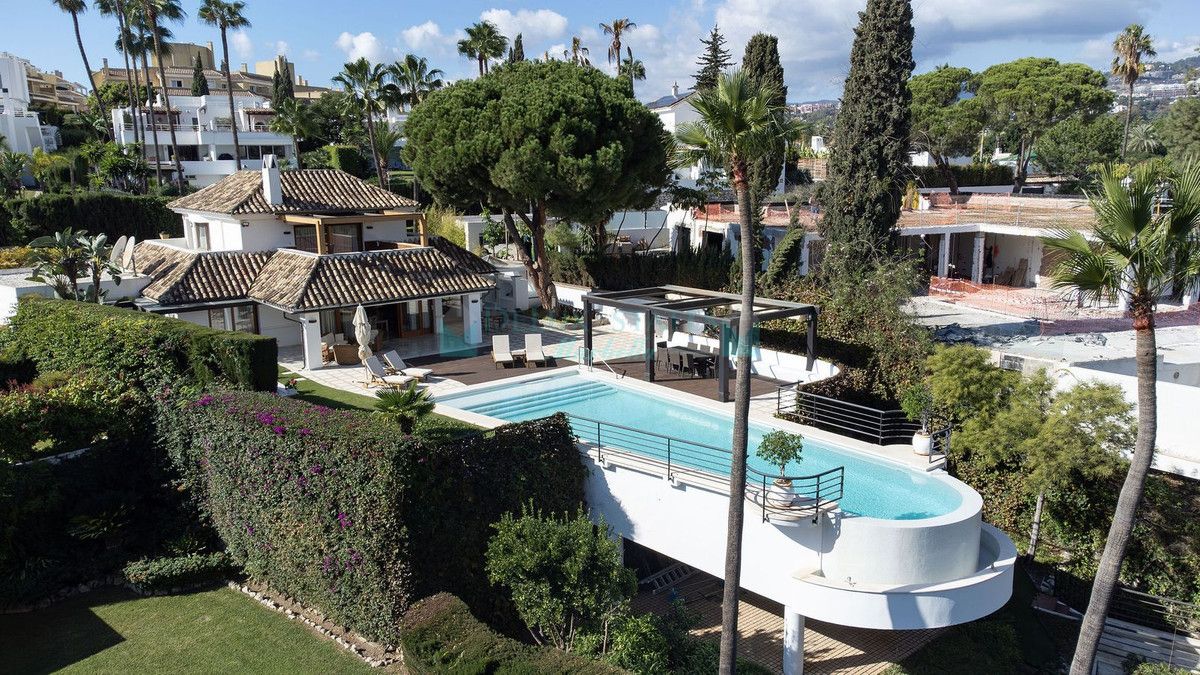 Villa for sale in Nueva Andalucia