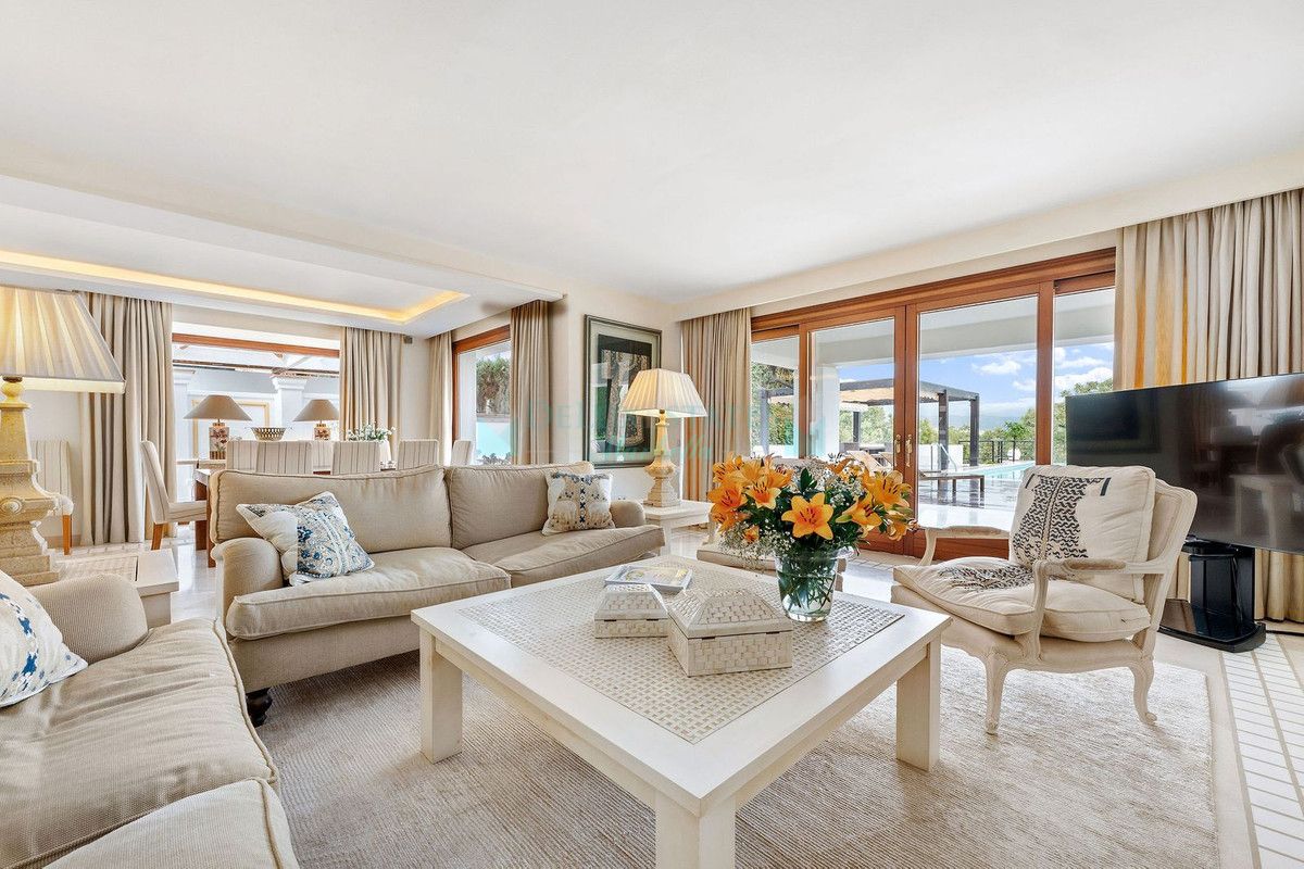 Villa for sale in Nueva Andalucia