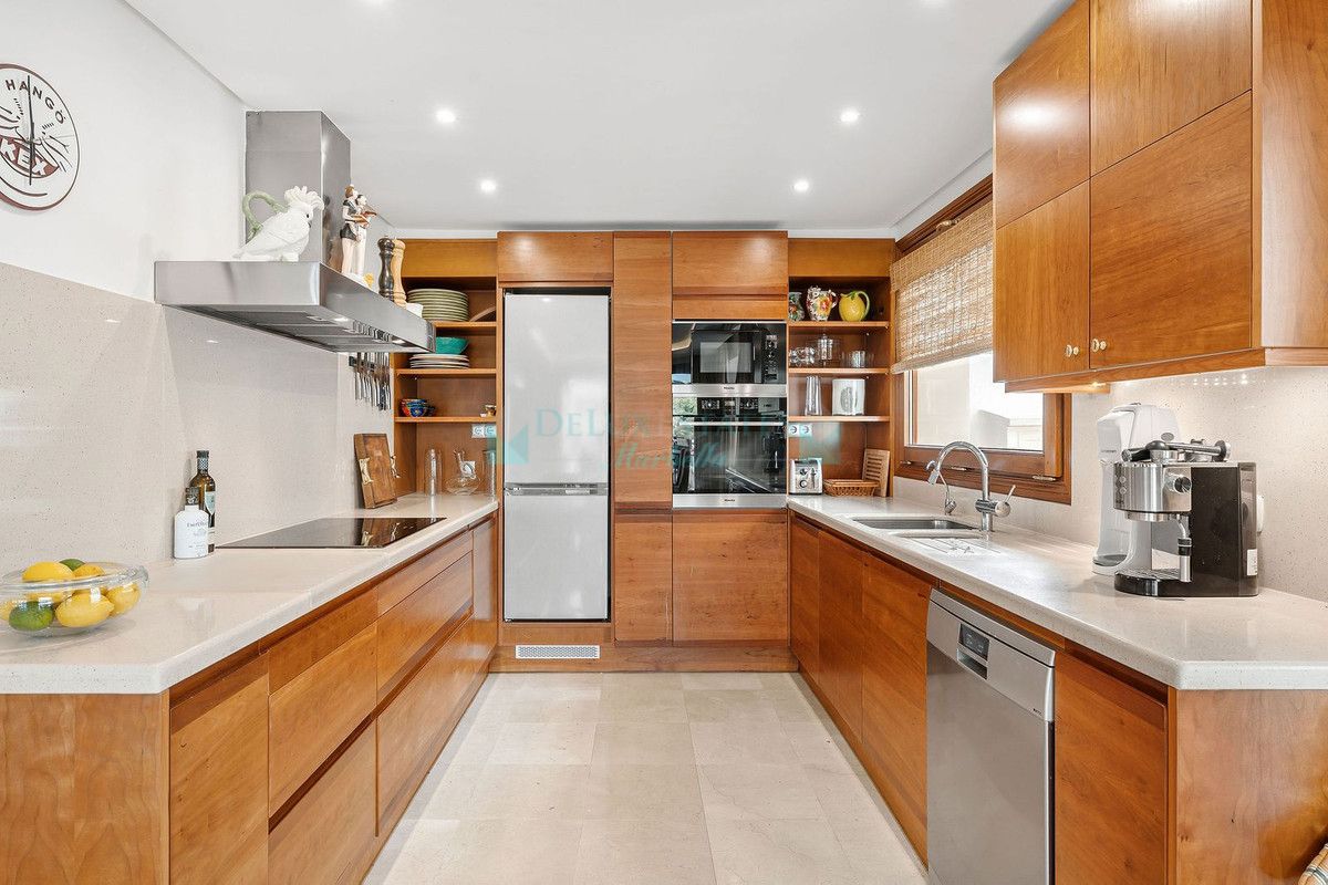 Villa for sale in Nueva Andalucia