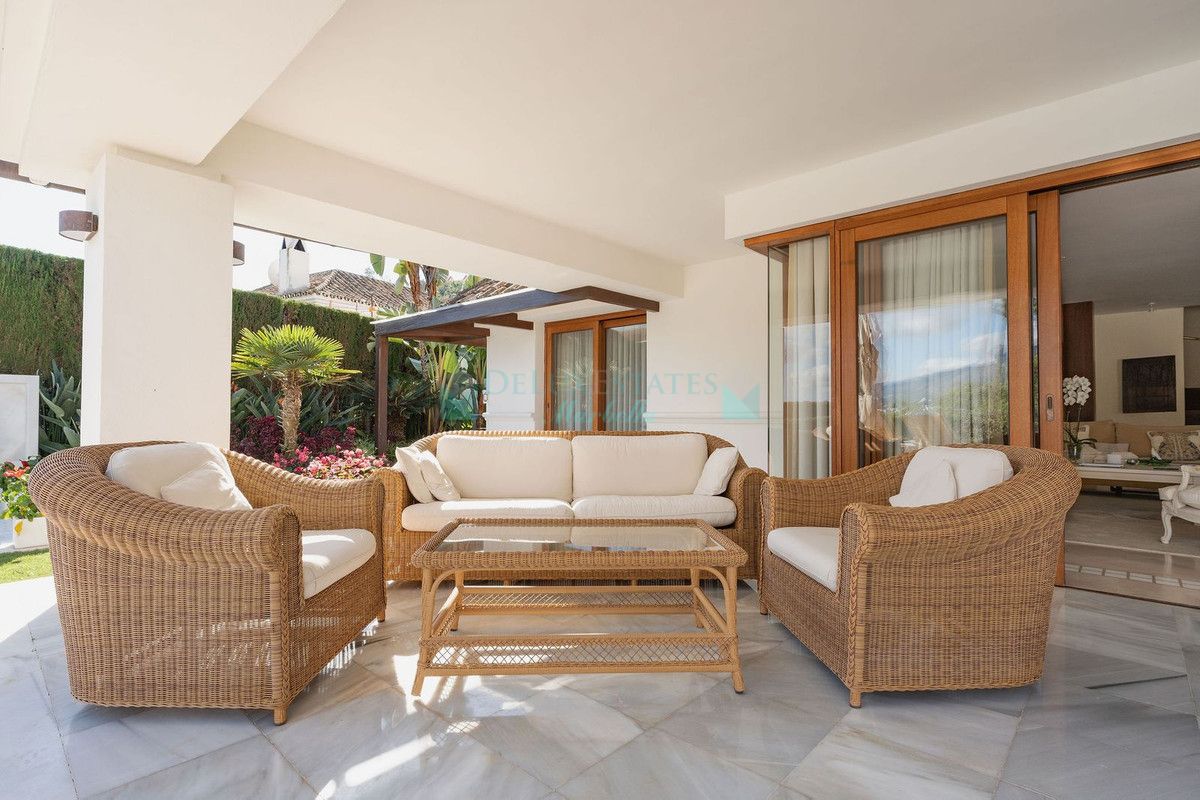 Villa for sale in Nueva Andalucia