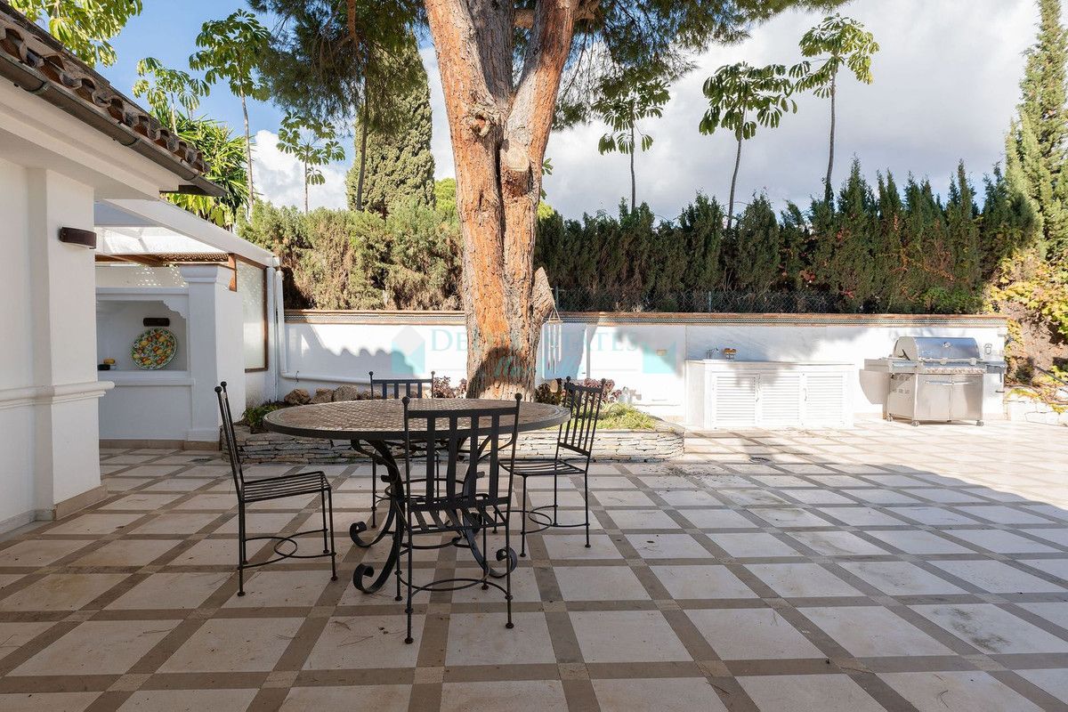 Villa for sale in Nueva Andalucia