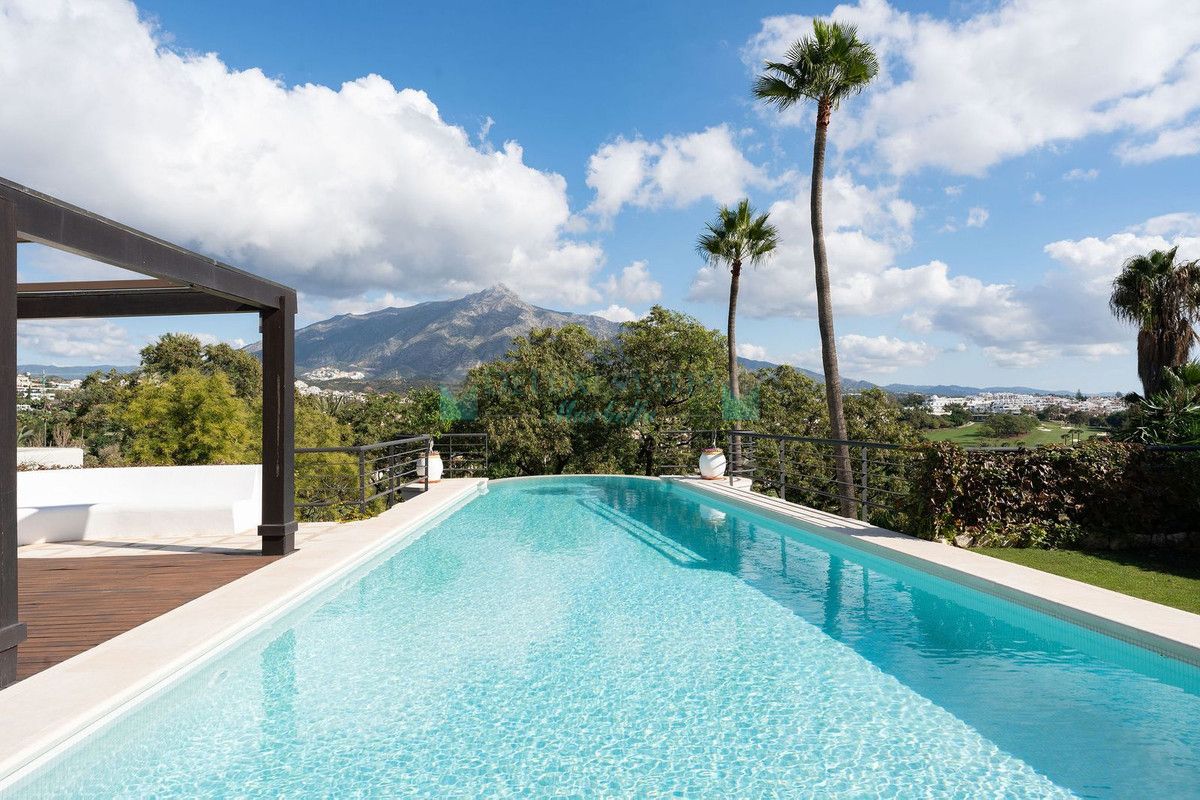 Villa for sale in Nueva Andalucia