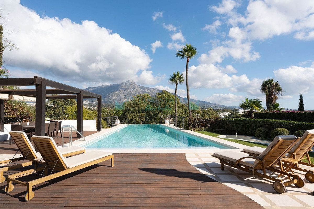 Villa for sale in Nueva Andalucia