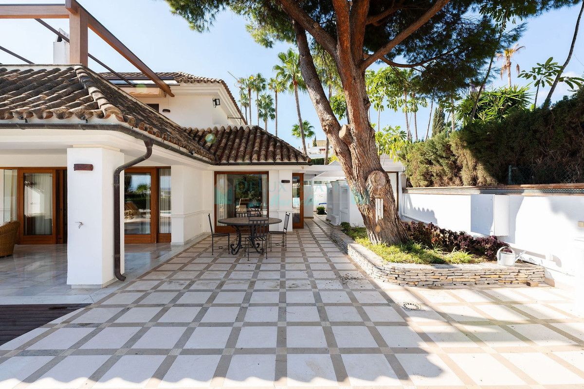 Villa for sale in Nueva Andalucia