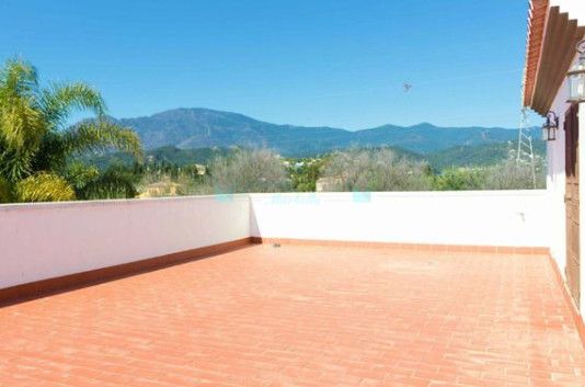 Villa for sale in Estepona