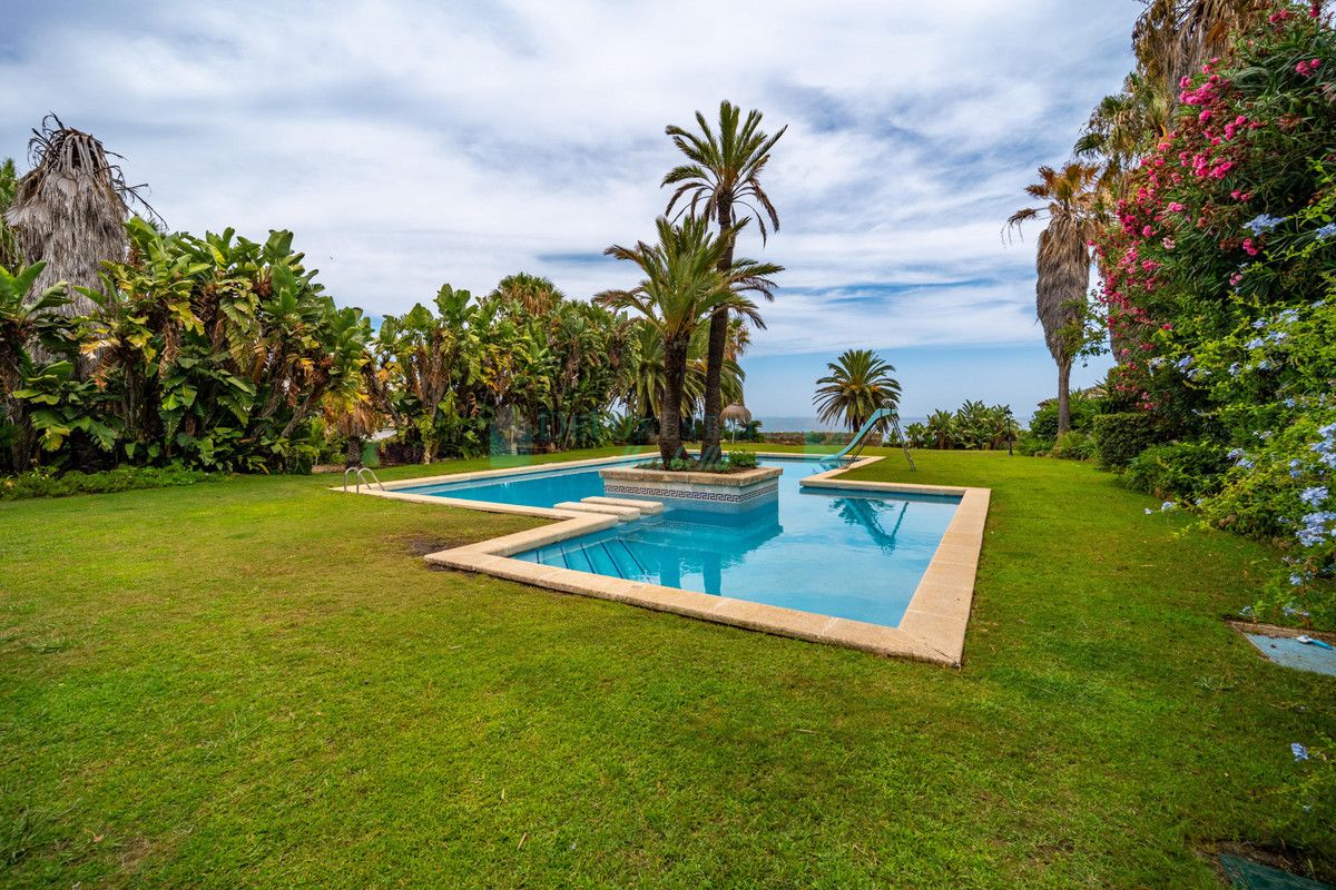 Villa for sale in Estepona