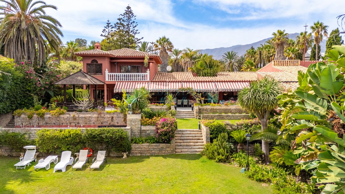 Villa for sale in Estepona