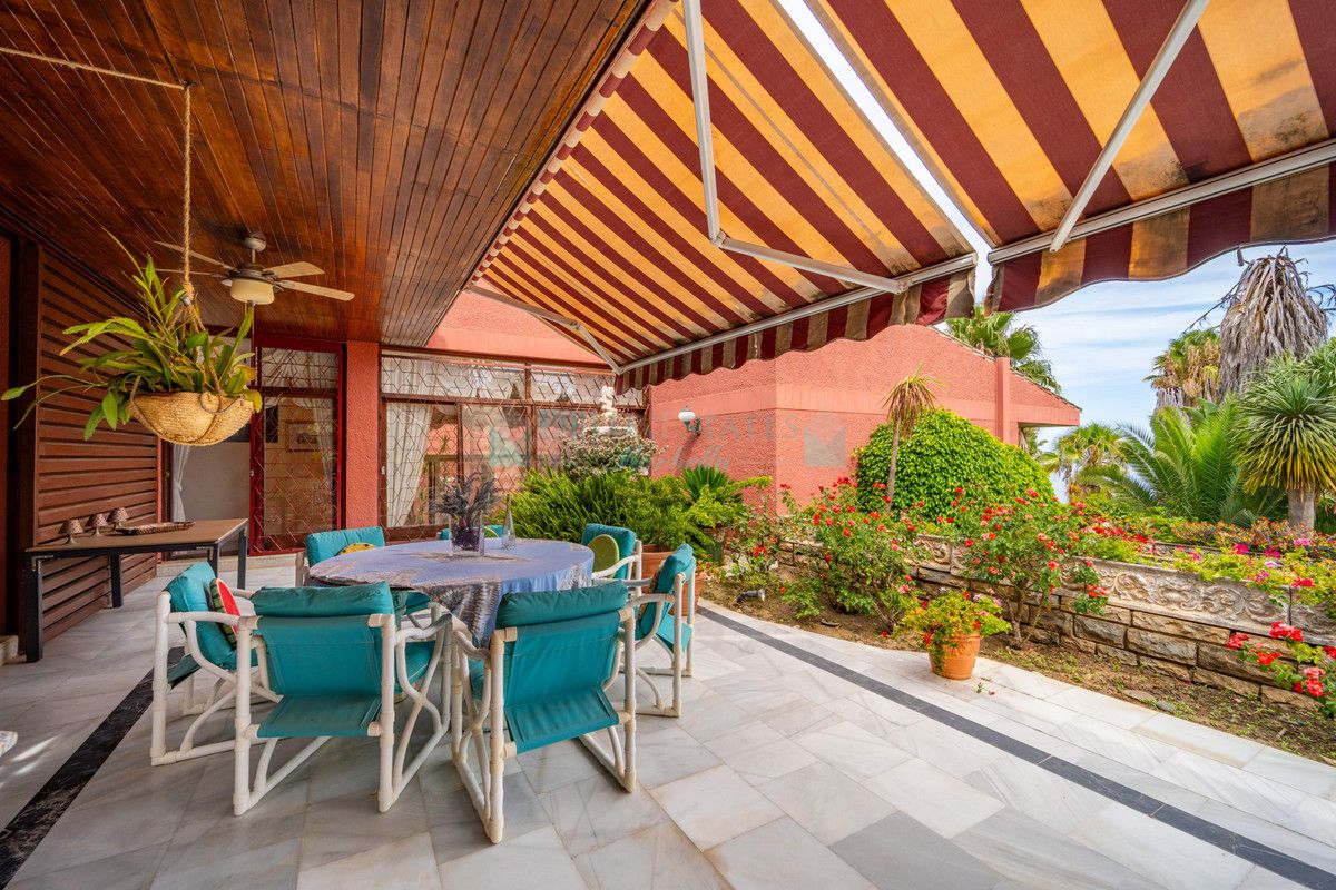 Villa for sale in Estepona