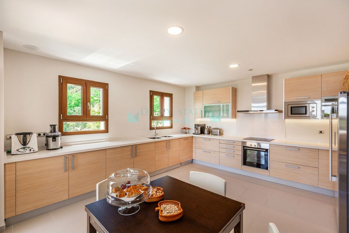 Villa for sale in Benahavis